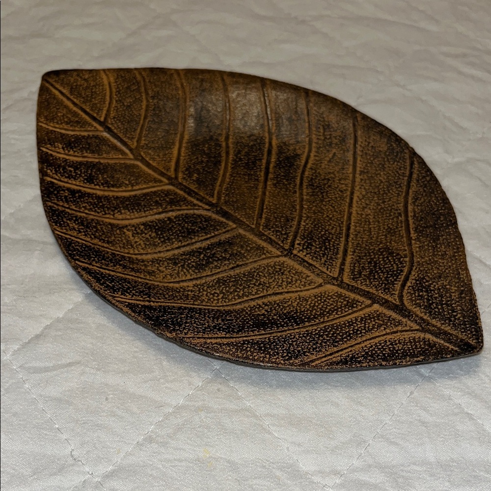 Decorative Leaf-Shaped Metal Candleholder